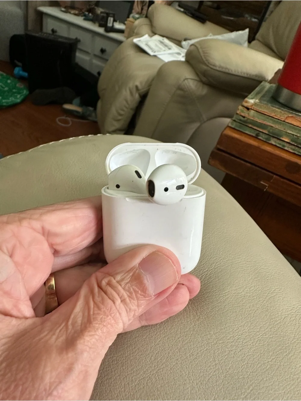 Apple White Wireless Earbud with Charging Case